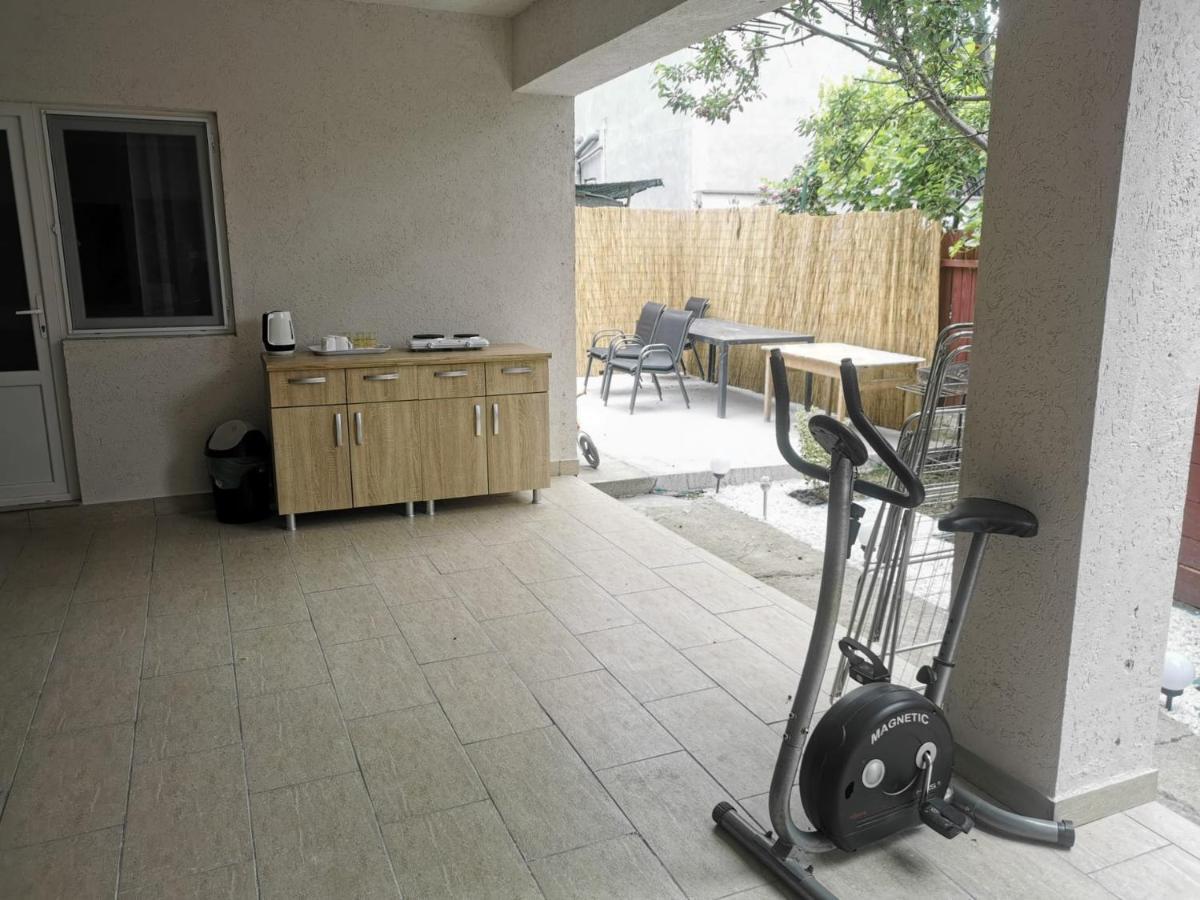Zapp House Hotel Costinesti Bagian luar foto