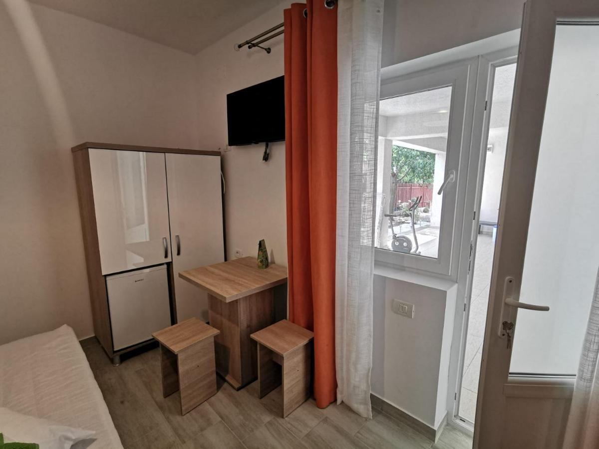 Zapp House Hotel Costinesti Bagian luar foto