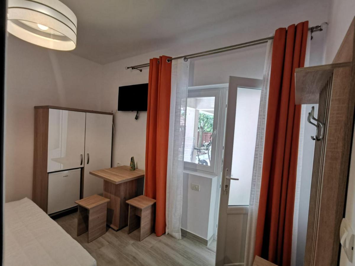 Zapp House Hotel Costinesti Bagian luar foto
